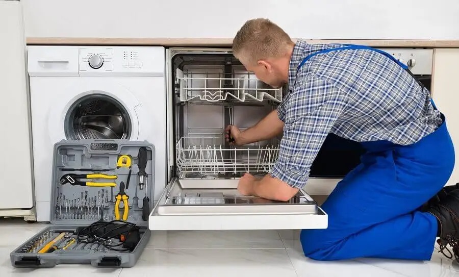 Kandıra Finlux servisi teknisyen ekibi beyaz eşya tamiri yaparken